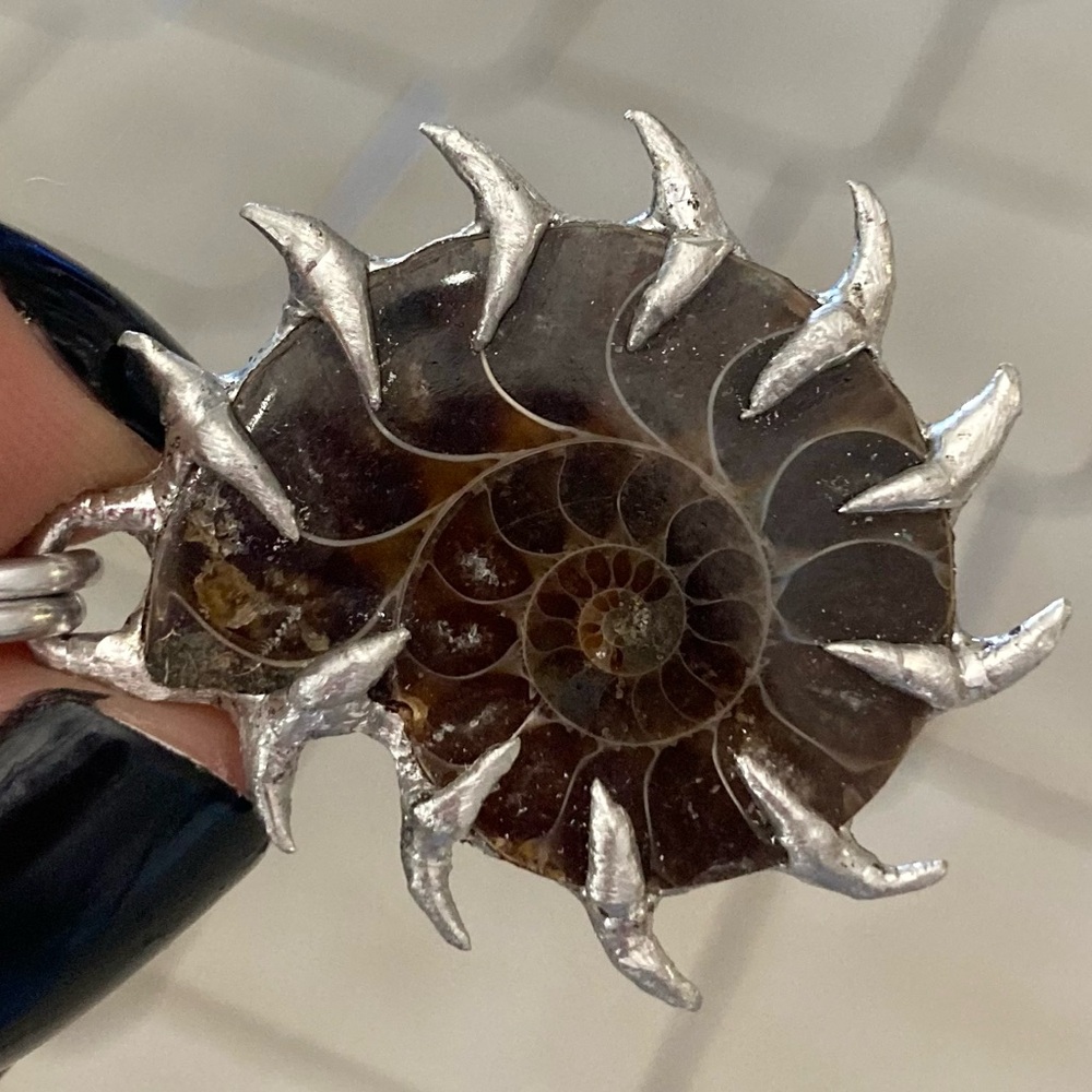 Genuine ammonite fossil shell with spikes on maille silver boho choker necklace - Picture 3 of 13